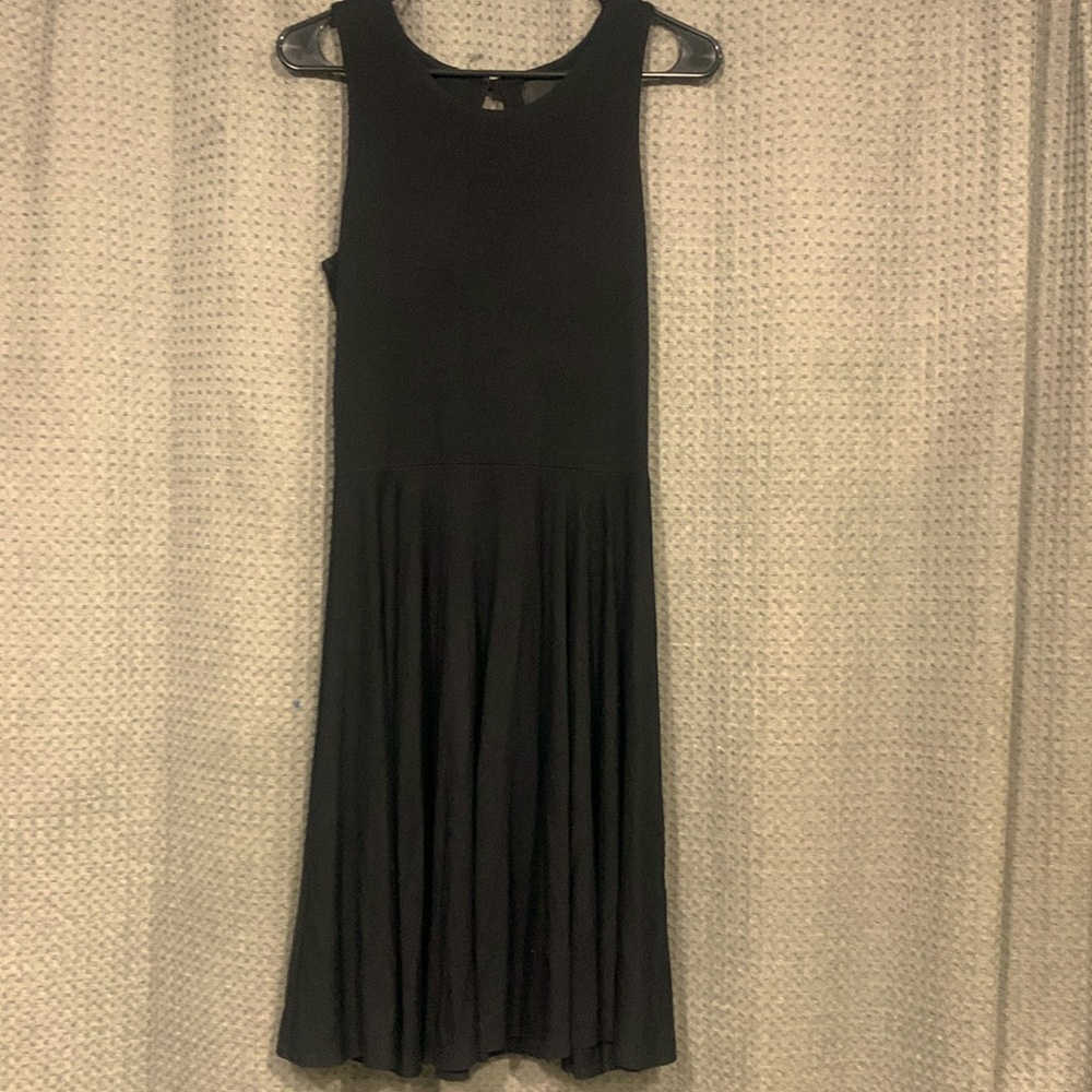 Sleeveless🖤black dress, soft material. perfect worh sweater too! size S.